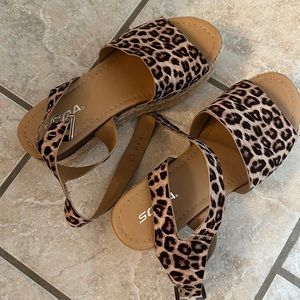 Leopard print platform sandals size 7